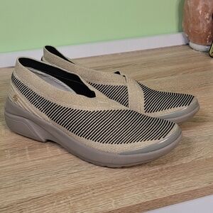 BZees Women's Gold and Black Slip On Loafers 9